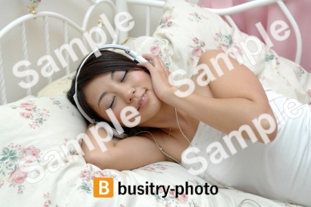音楽を聴きながら寝る女性