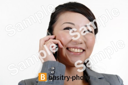 携帯電話で通話する女性