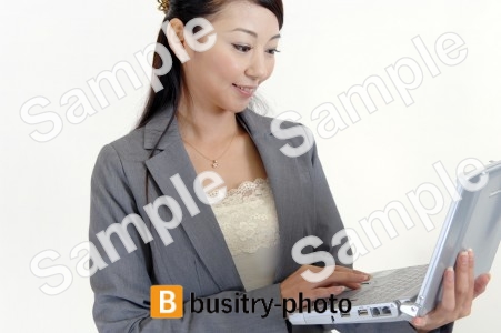 パソコンをする女性
