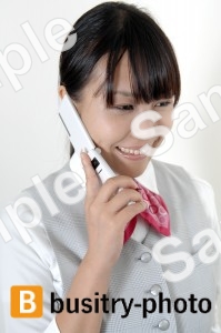 携帯電話で通話する女性