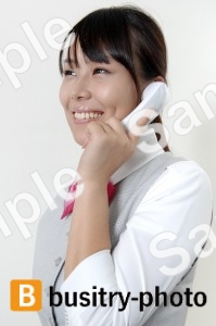 電話で通話する女性