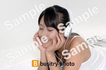 ヘッドホンで音楽を聴く女性