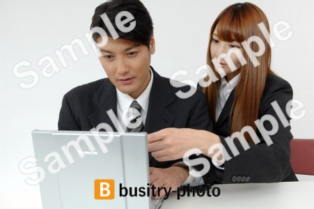 パソコンを使う男性と女性