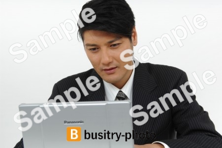 パソコンをする男性