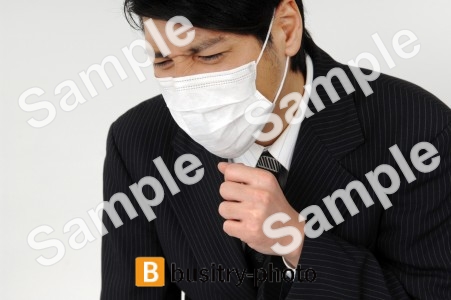 マスクをつけた咳き込む男性