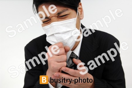 マスクをつけた咳き込む男性