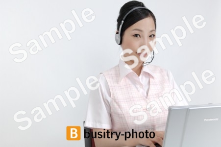 ヘッドセットをつけてパソコンをする女性