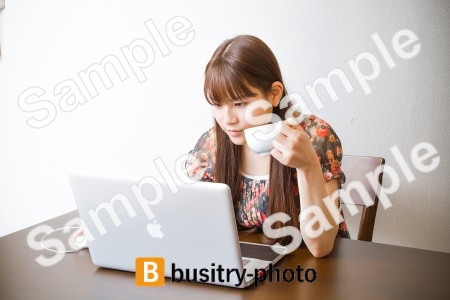パソコンをしながらコーヒーを飲む女性