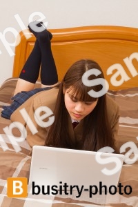 パソコンをする女子高生
