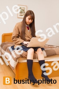 パソコンをする女子高生