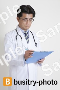 診断書を読む医師