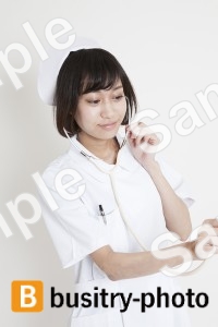 聴診器を使う看護師