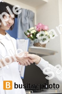 女性患者と握手する看護師