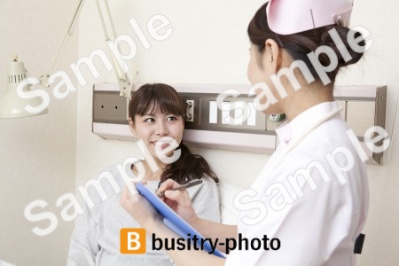 女性患者を診察する看護師