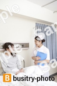 女性患者を診察する看護師