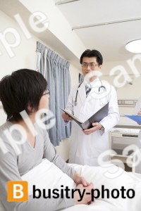 男性の患者と医師