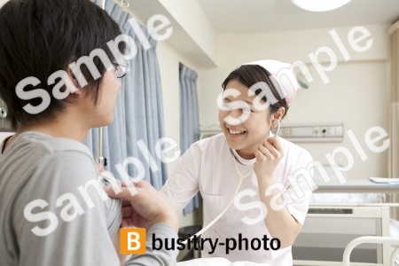 男性患者に聴診器をあてる看護師