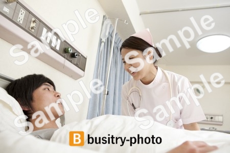 男性の患者と看護師