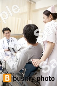 車椅子に乗る男性患者と医師と看護師