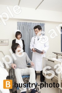 車椅子に乗る男性患者と医師と看護師