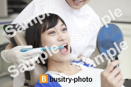 歯を磨いてもらう女性患者