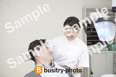 男性患者と歯科助手