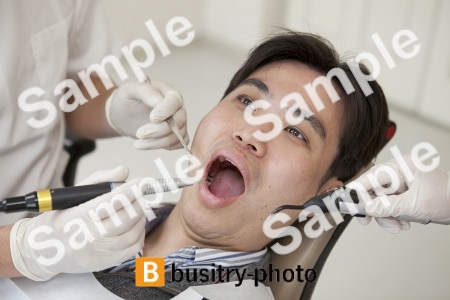 虫歯治療をされている男性患者
