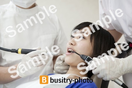 虫歯治療をされている女性患者