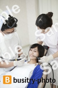 虫歯の治療をする歯科医と歯科助手