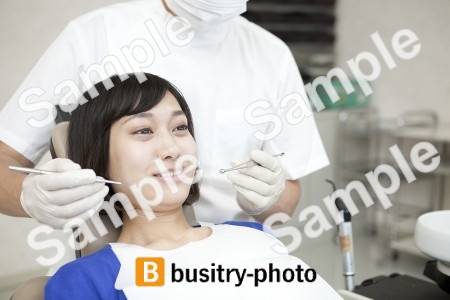 歯科医と女性患者