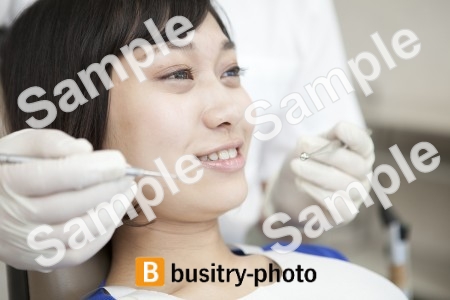虫歯治療をされている女性患者