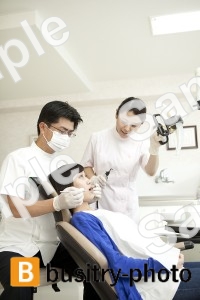 虫歯の治療をする歯科医と歯科助手