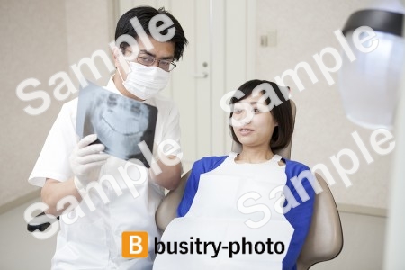 歯科医と女性患者