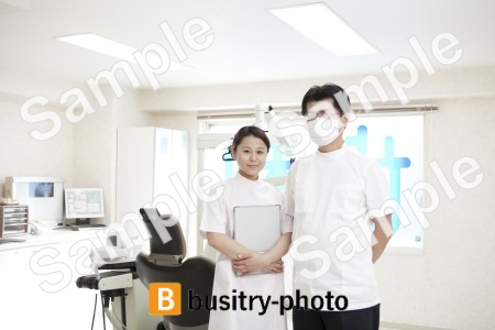 歯科医と歯科助手