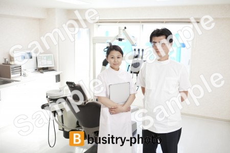 歯科医と歯科助手