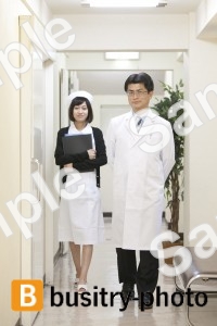 廊下を歩く医師と看護師