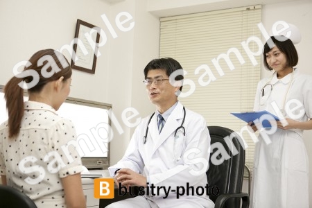 女性患者を診察する医師と看護師