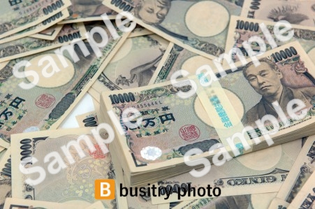 大量にばらまかれた一万円札と札束